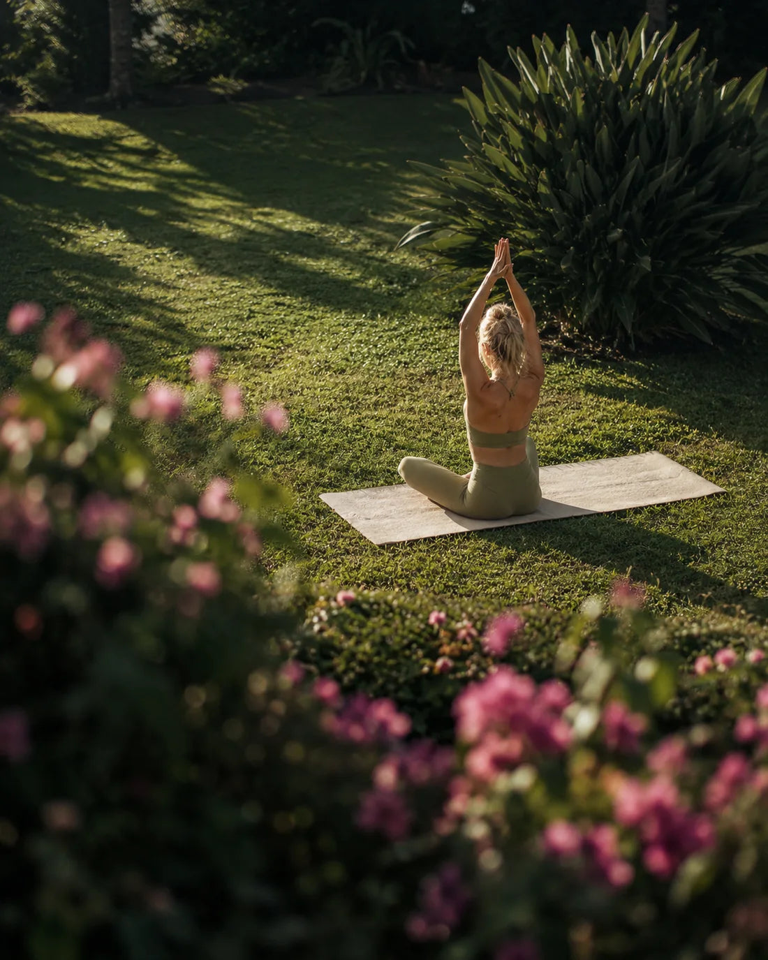 Morgens Yoga auf der Matte im Garten
