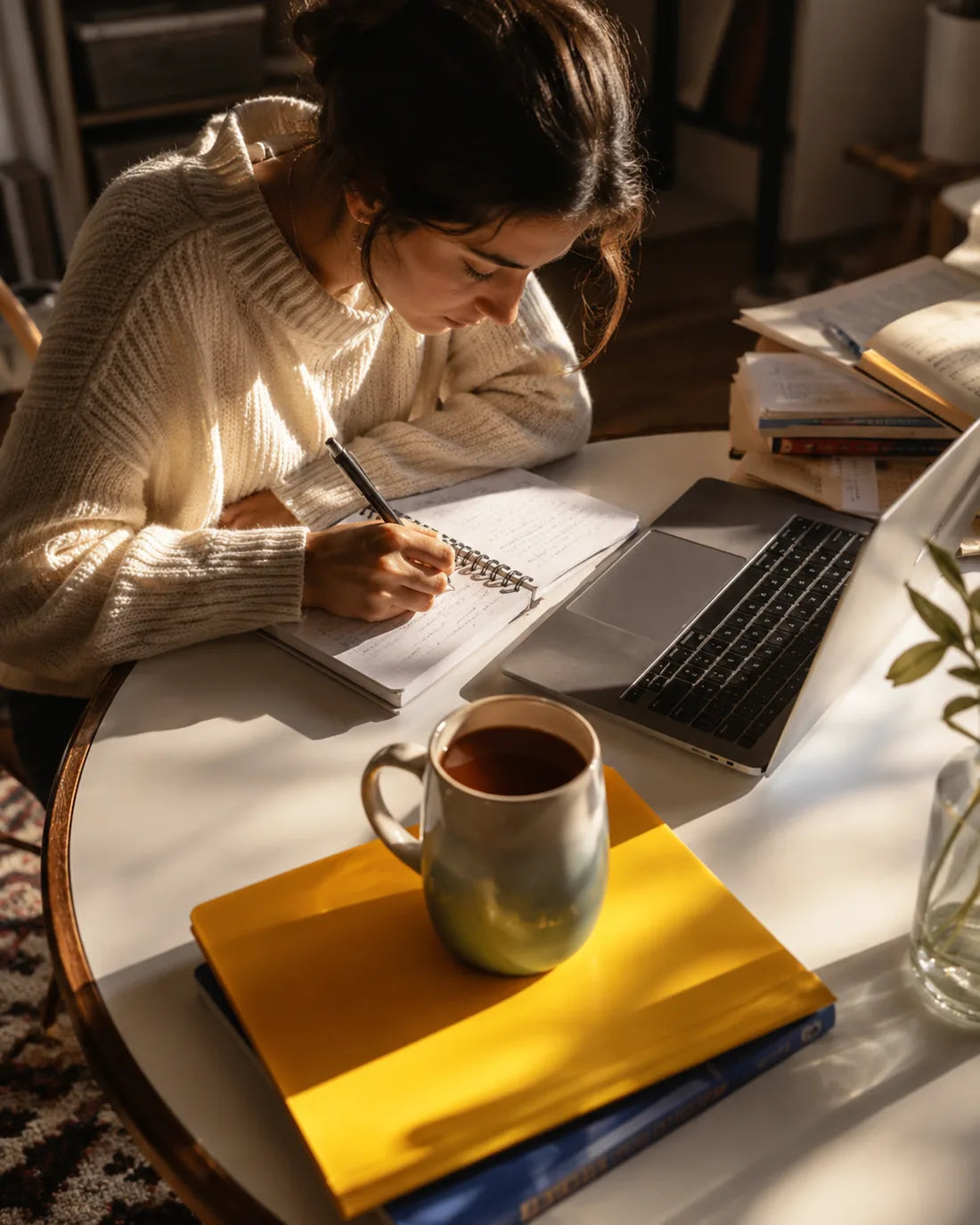 Ein ruhiger Schreibtisch mit Notizbuch und Laptop, konzentriertes Schreiben
