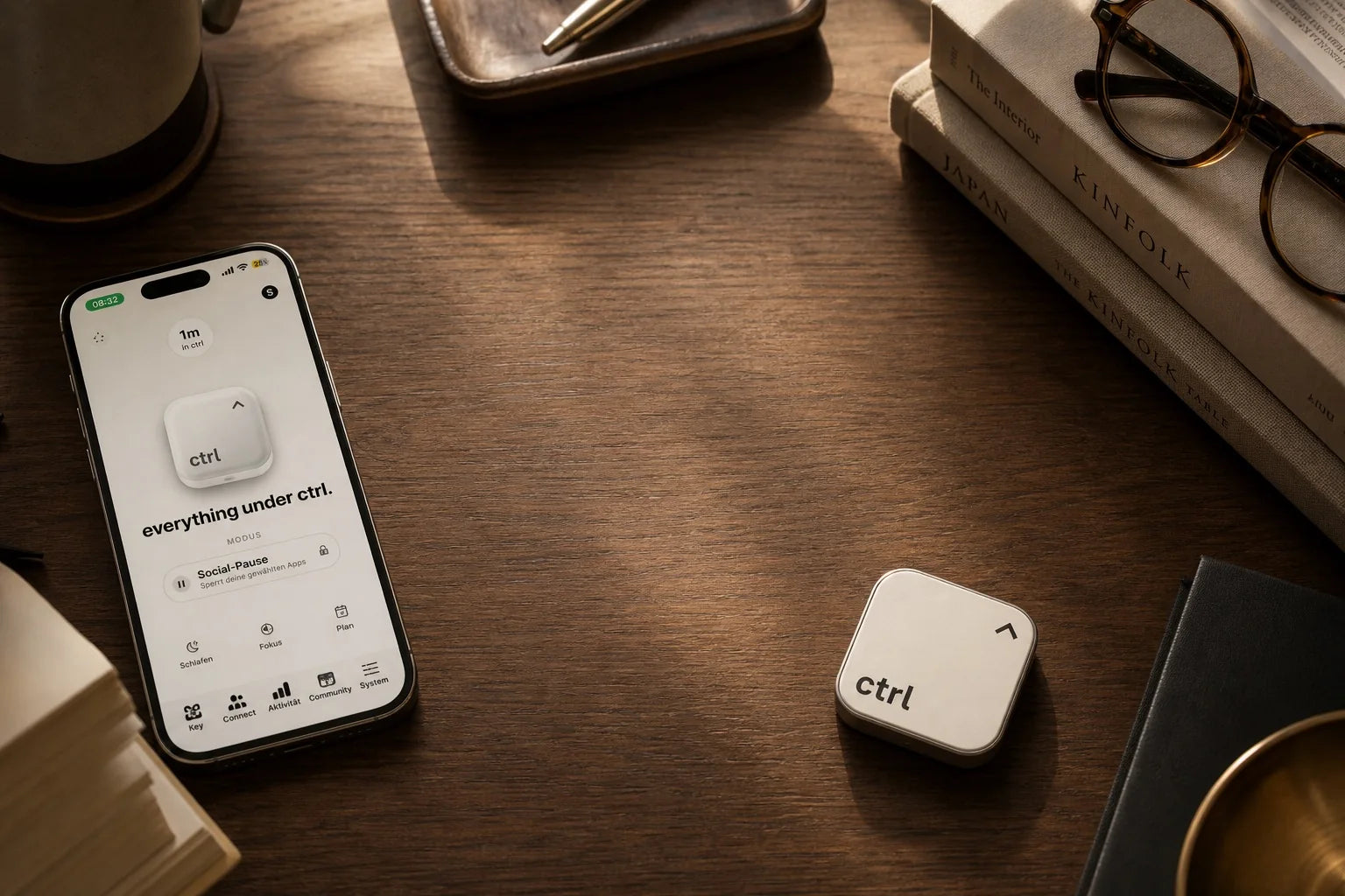 Ein iPhone mit der ctrl App neben dem ctrl key auf einem warmen Holzschreibtisch