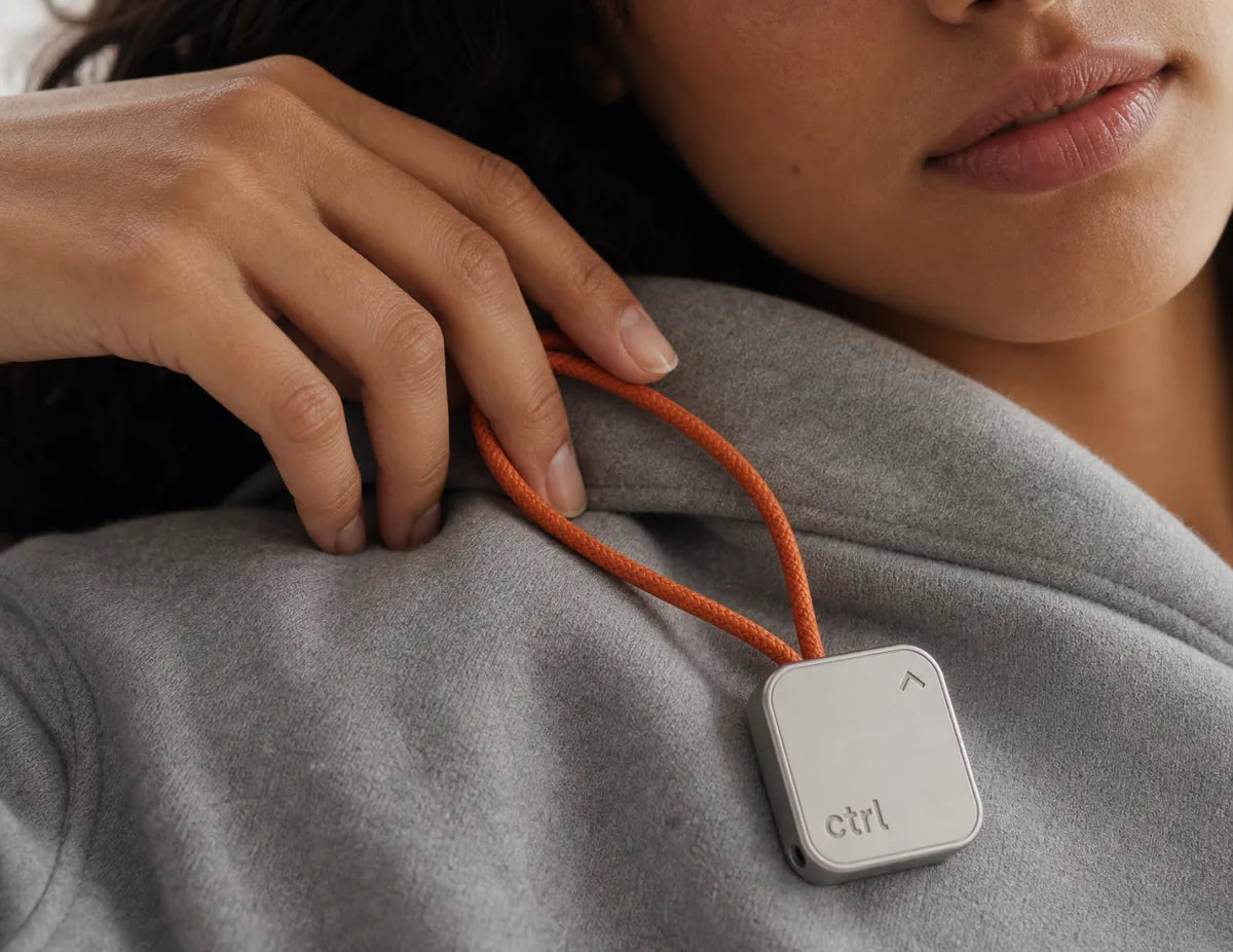 Nahaufnahme einer Frau, die die orangefarbene Kordel ihres ctrl key auf der Schulter hält