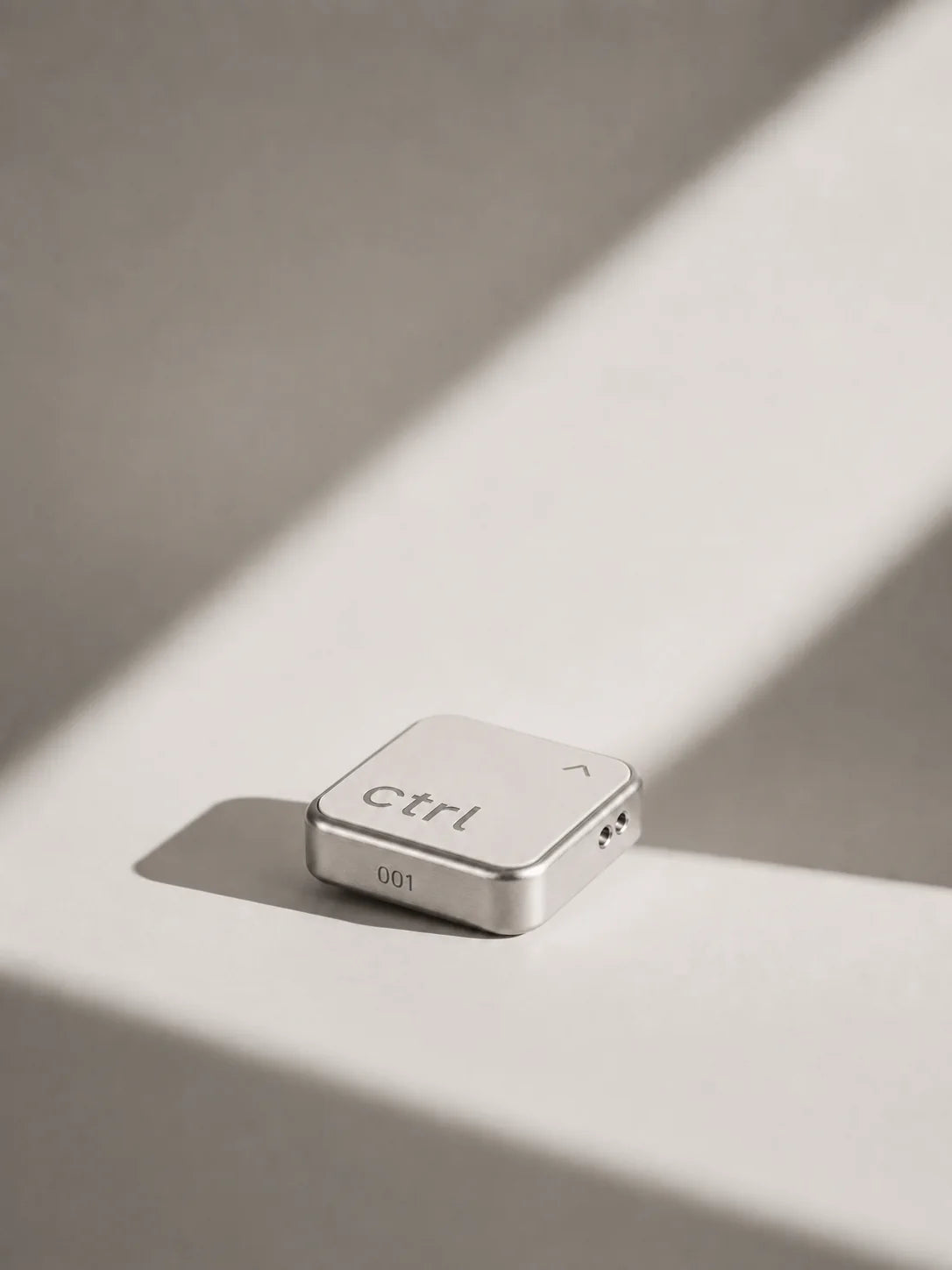 Der ctrl key in weichem Fensterlicht auf einer warmen Fläche