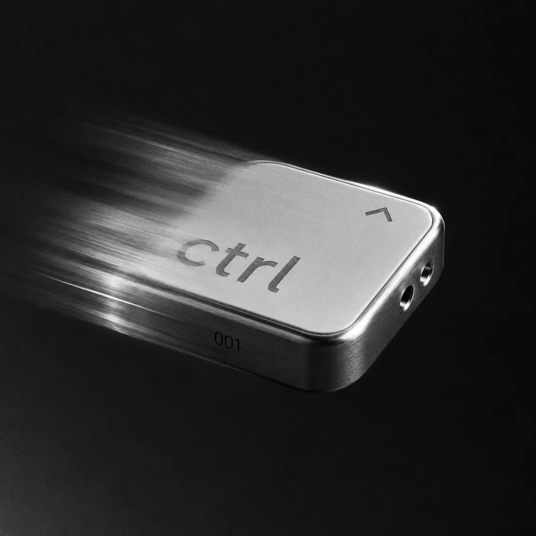 Der ctrl key schießt durchs Dunkel, eine Lichtspur hinter ihm