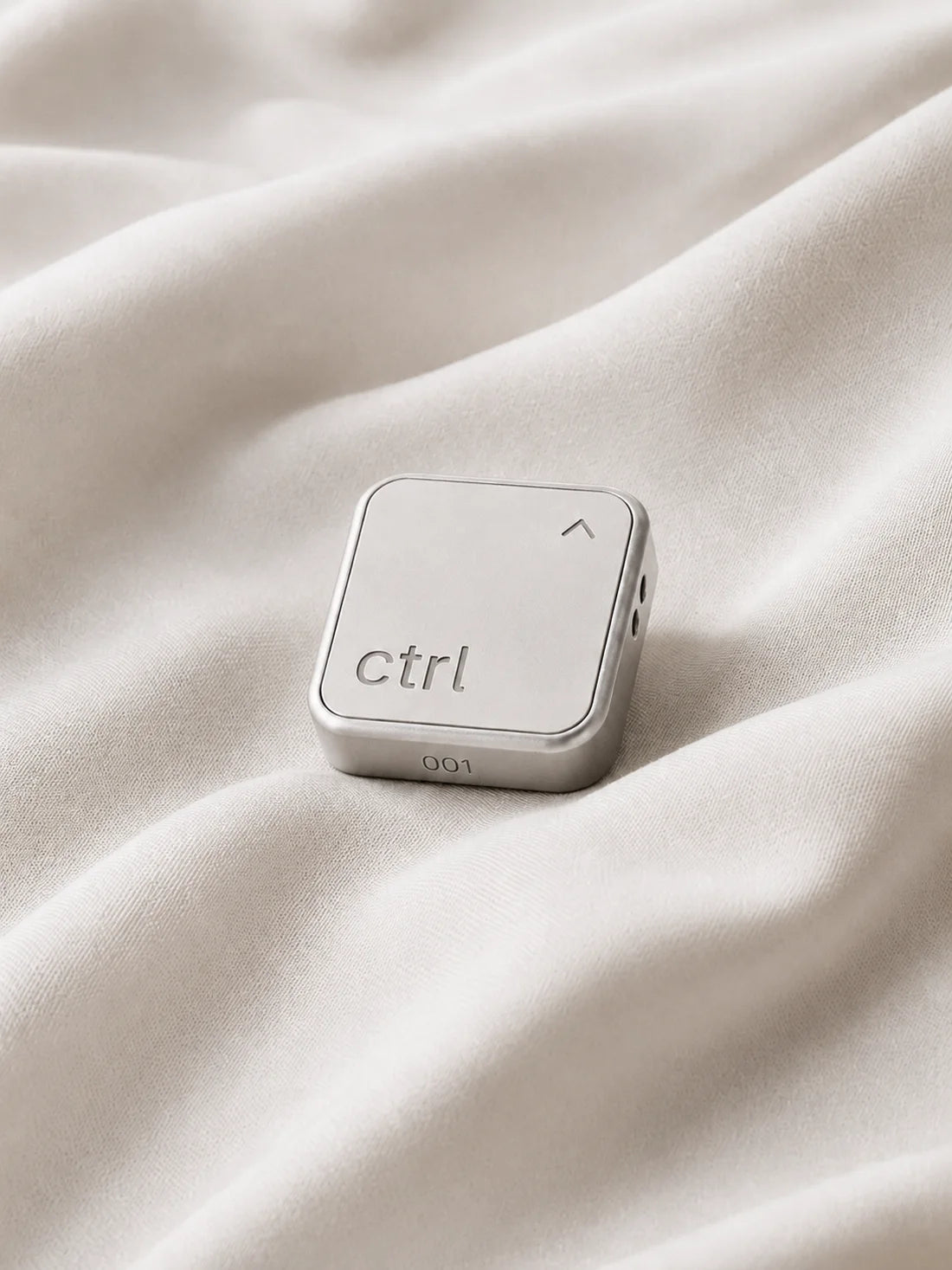 Der ctrl key auf weicher cremefarbener Seide