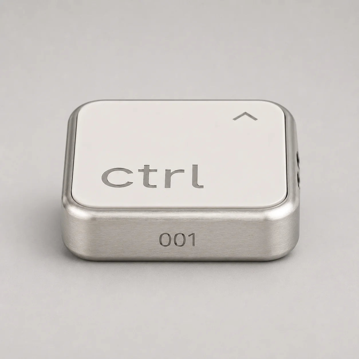 Studioaufnahme des ctrl key: präzisionsgefrästes Aluminium-Gehäuse, weiße Keramik-Front
