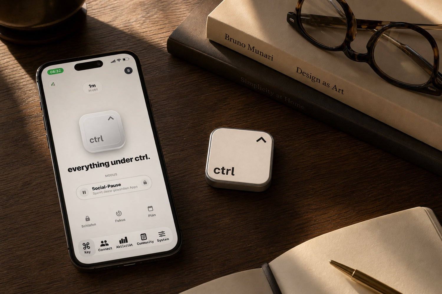 Der ctrl key auf einem warmen Holzschreibtisch neben iPhone, Buechern und Brille