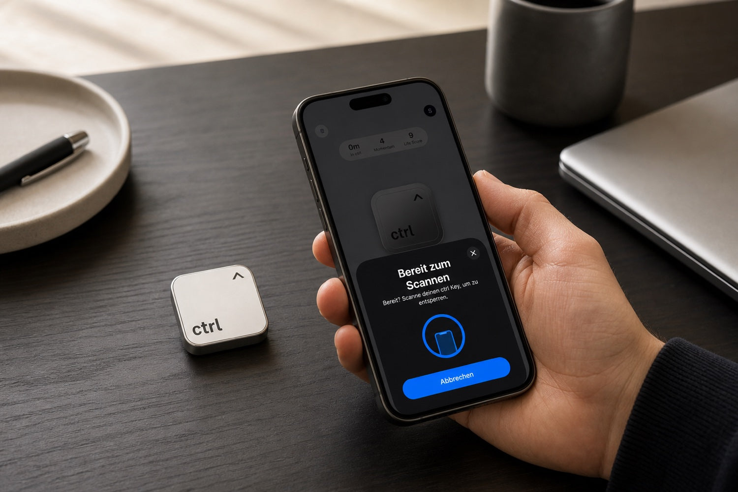 Eine Hand scannt den ctrl key auf einem dunklen Schreibtisch mit dem iPhone