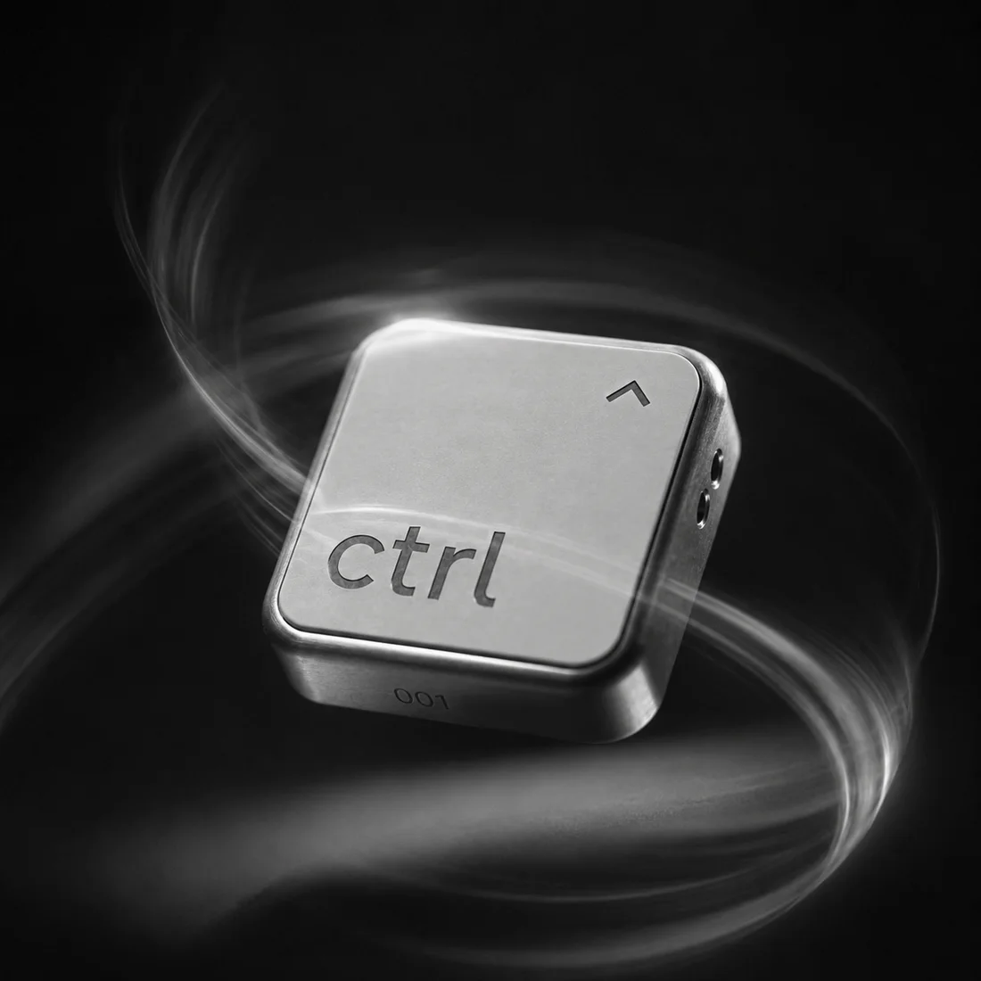 Der ctrl key schwebt im Dunkeln, Lichtspuren wirbeln um ihn