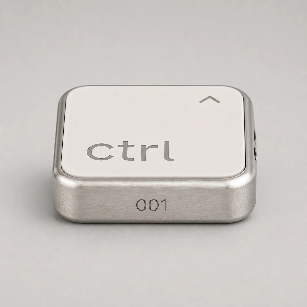 Studioaufnahme des ctrl key: präzisionsgefrästes Aluminium-Gehäuse, weiße Keramik-Front